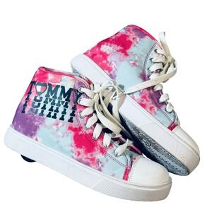 Heelys x Tommy Hilfiger Sneakers Tie-Dye
Pink Youth Size 3 Pink Girl High Top